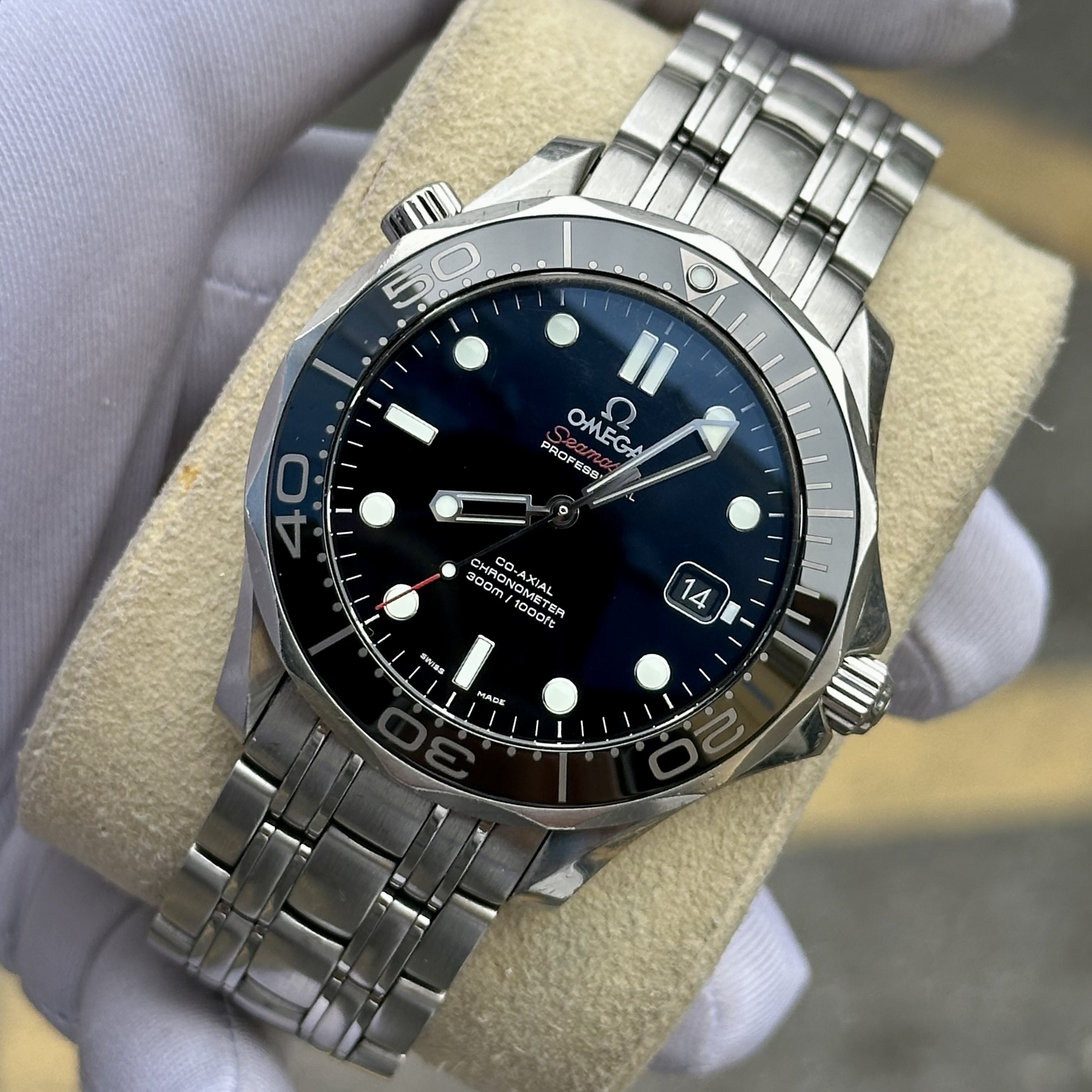 Omega 212.30.41.20.01.003 detail 2
