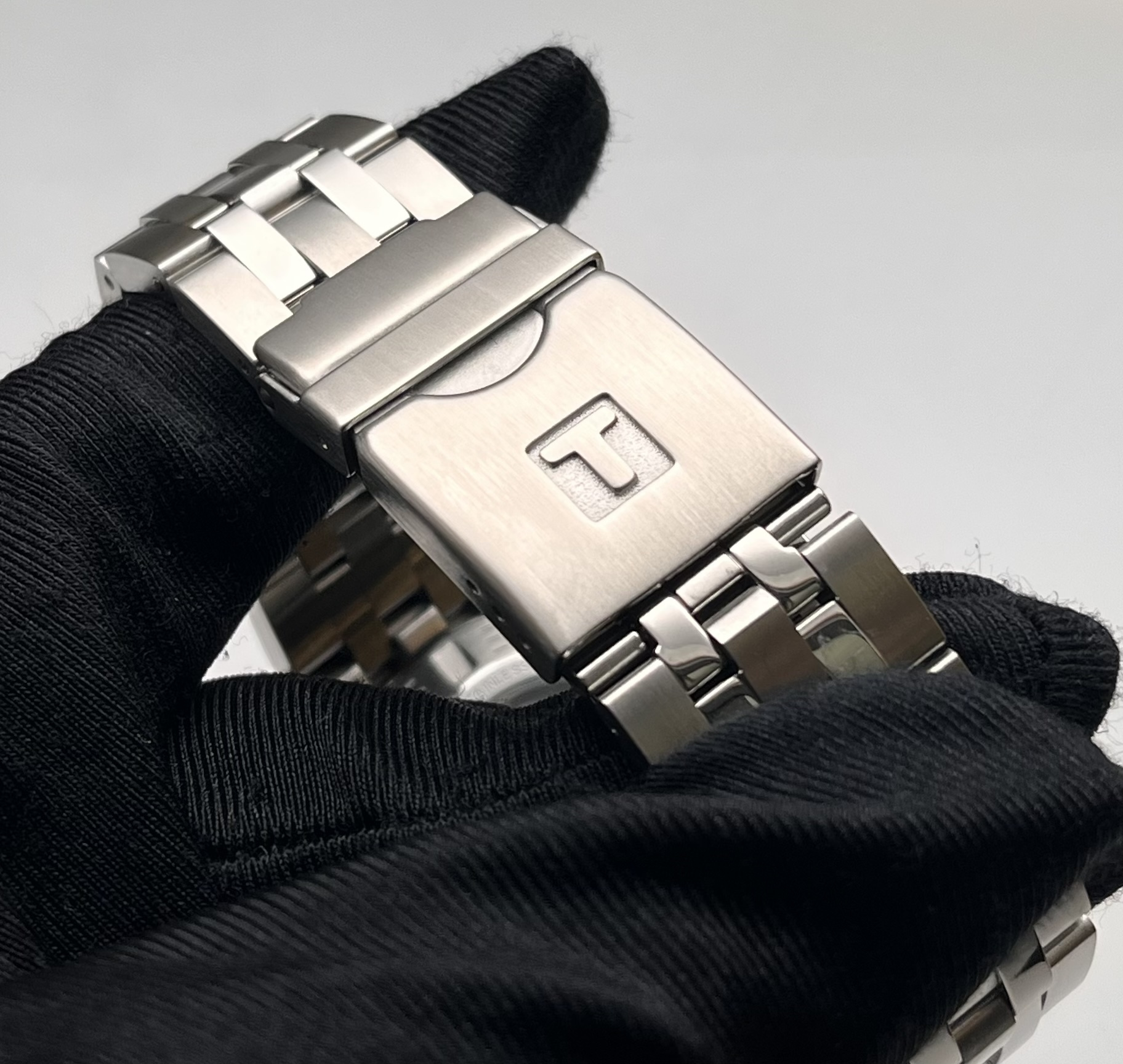 Tissot T120.407.11.091.01 detail 4