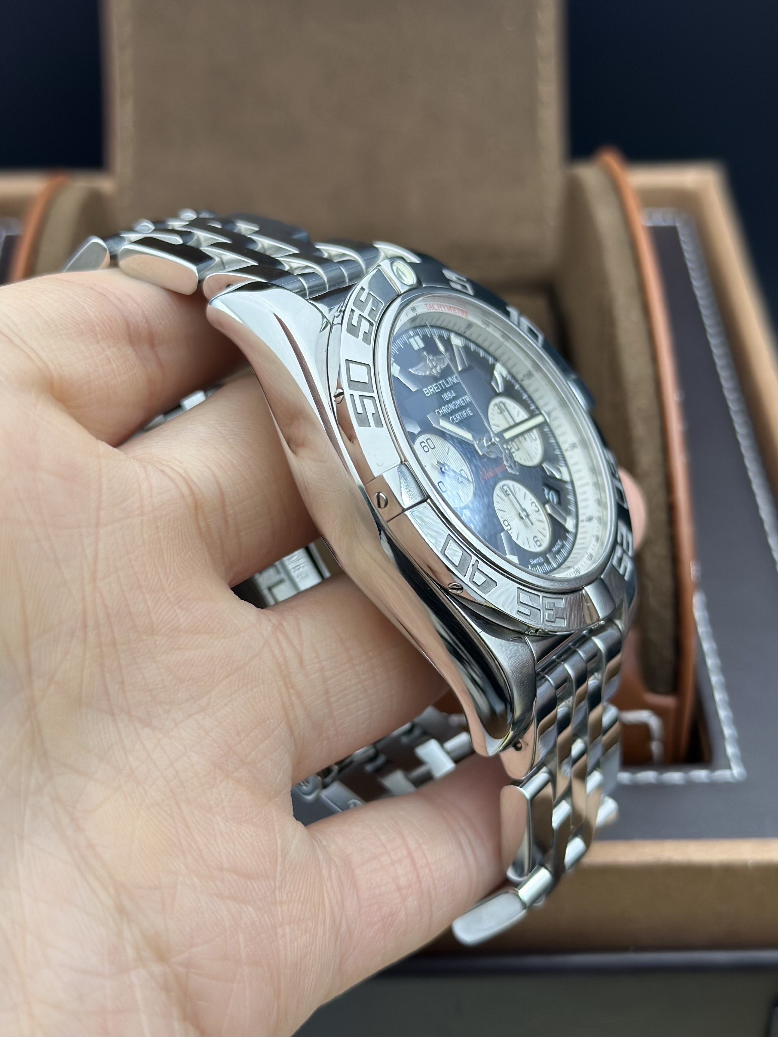 Breitling AB011012.B967.375A detail 2