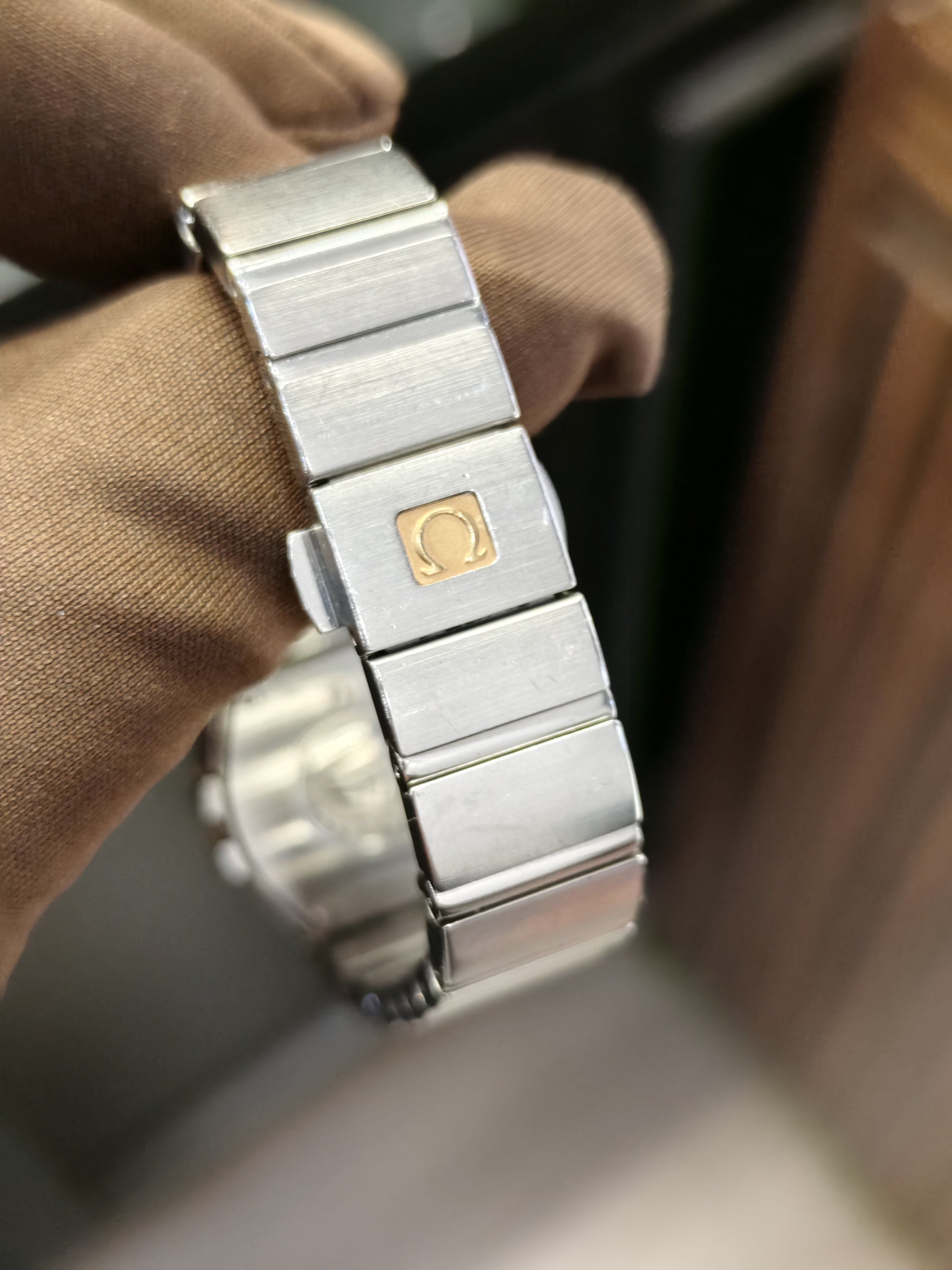 Omega 123.15.24.60.51.002 detail 2