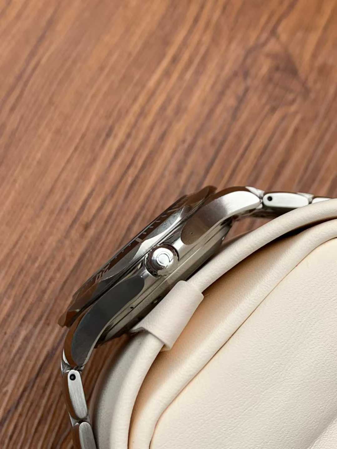 Omega 212.30.41.20.01.002 detail 1
