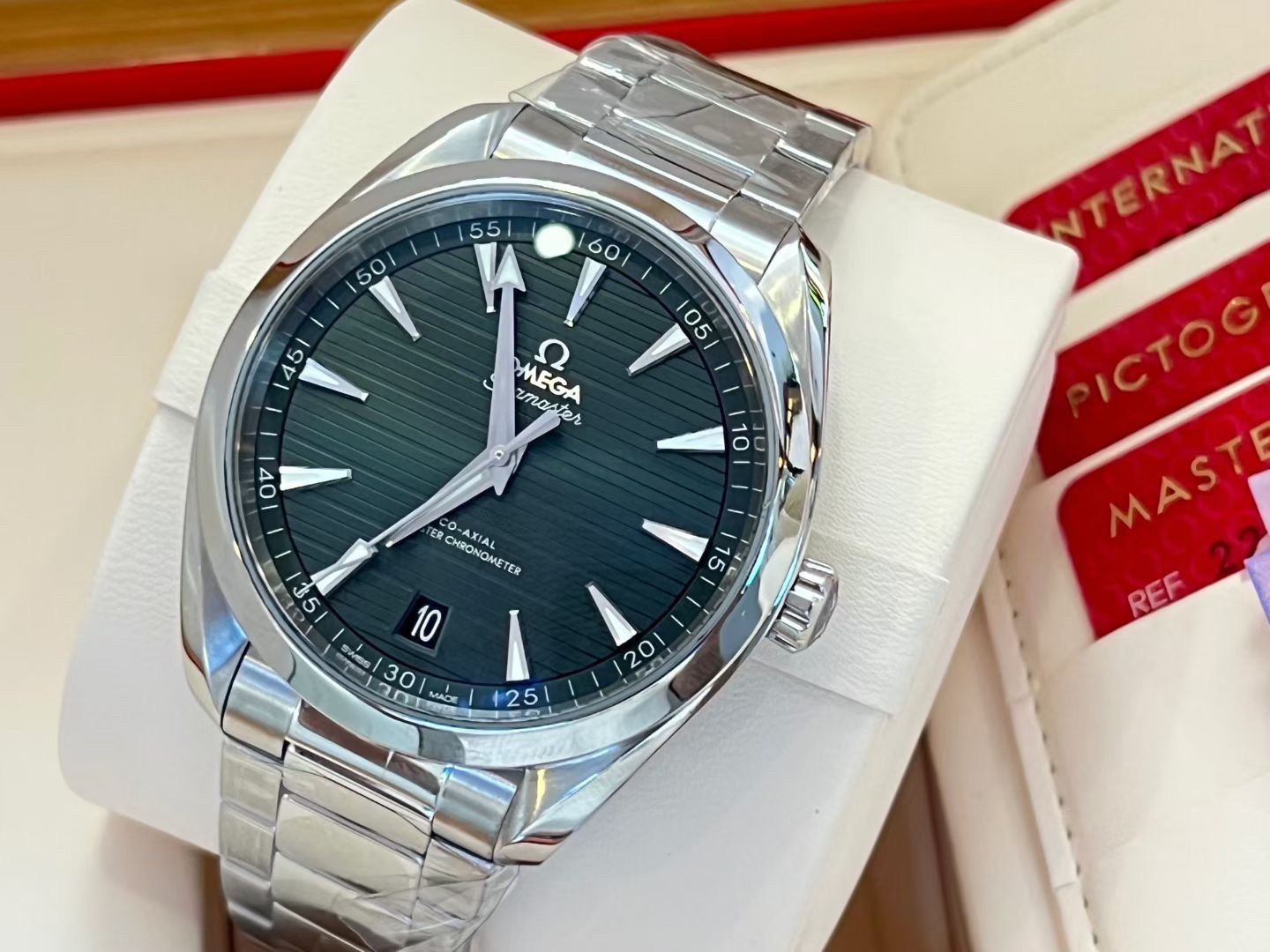 Omega 220.10.41.21.10.001 detail 1