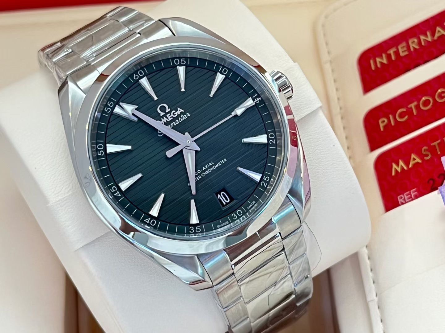 Omega 220.10.41.21.10.001 detail 2
