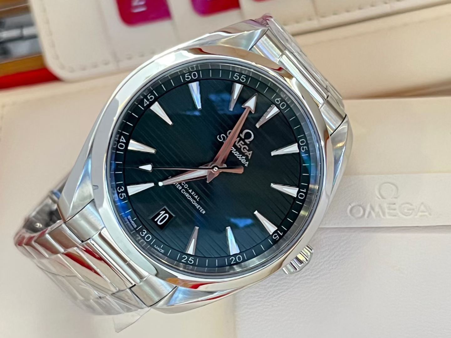 Omega 220.10.41.21.10.001 detail 3