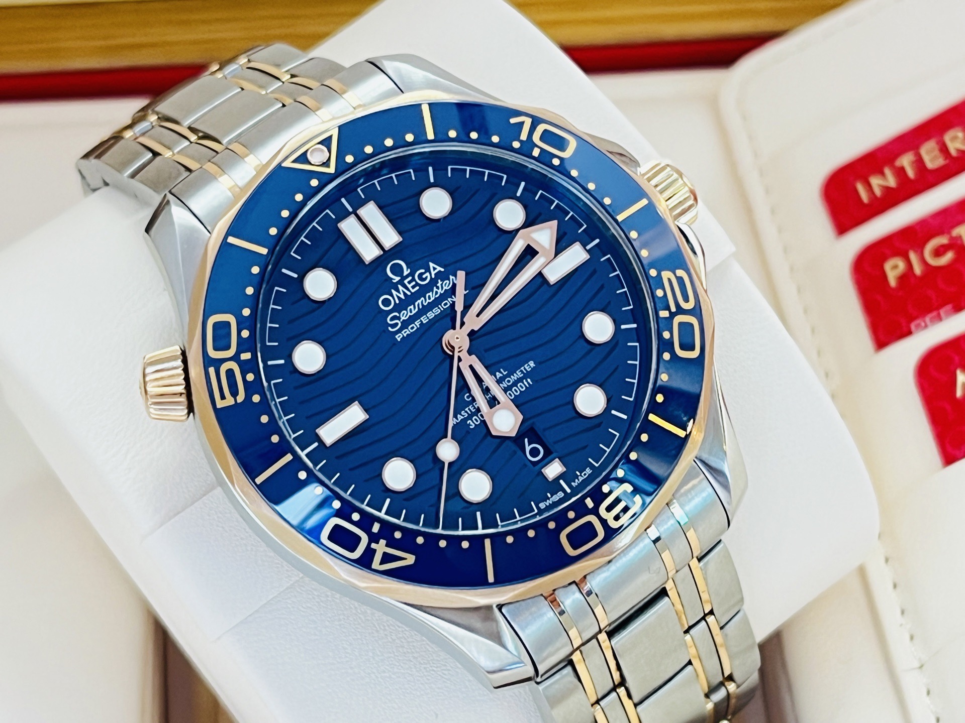 Omega 210.20.42.20.03.002 detail 3
