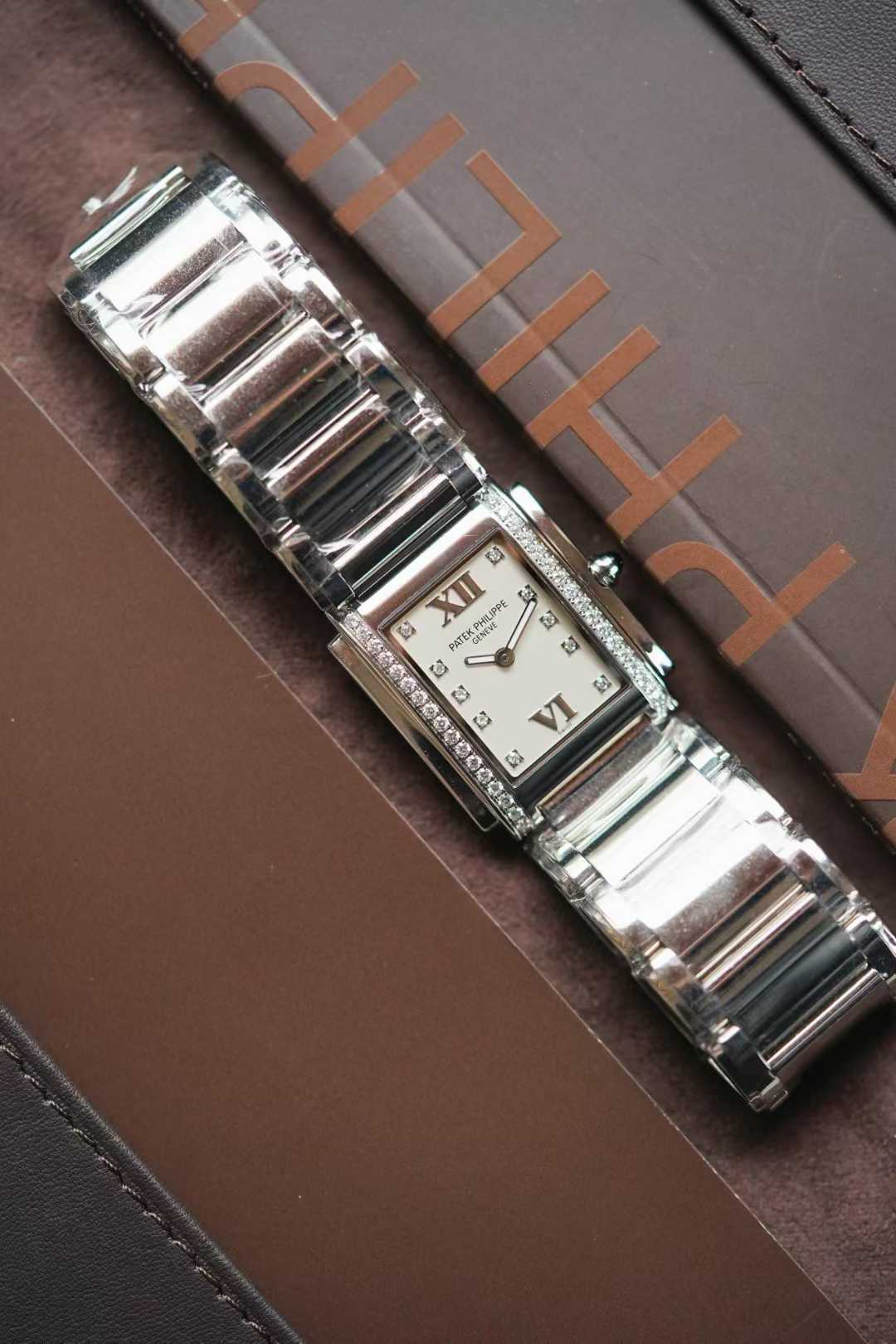Patek Philippe 4910 / 10A-011 detail 1