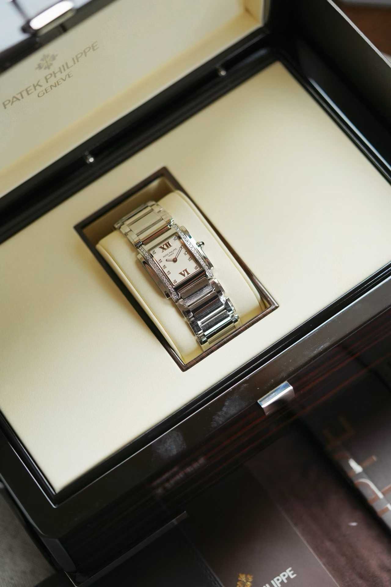 Patek Philippe 4910 / 10A-011 detail 2