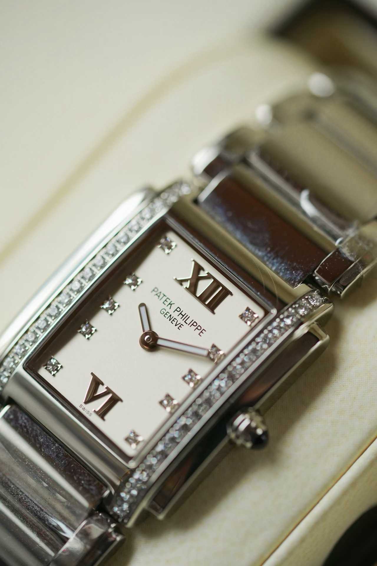 Patek Philippe 4910 / 10A-011 detail 3