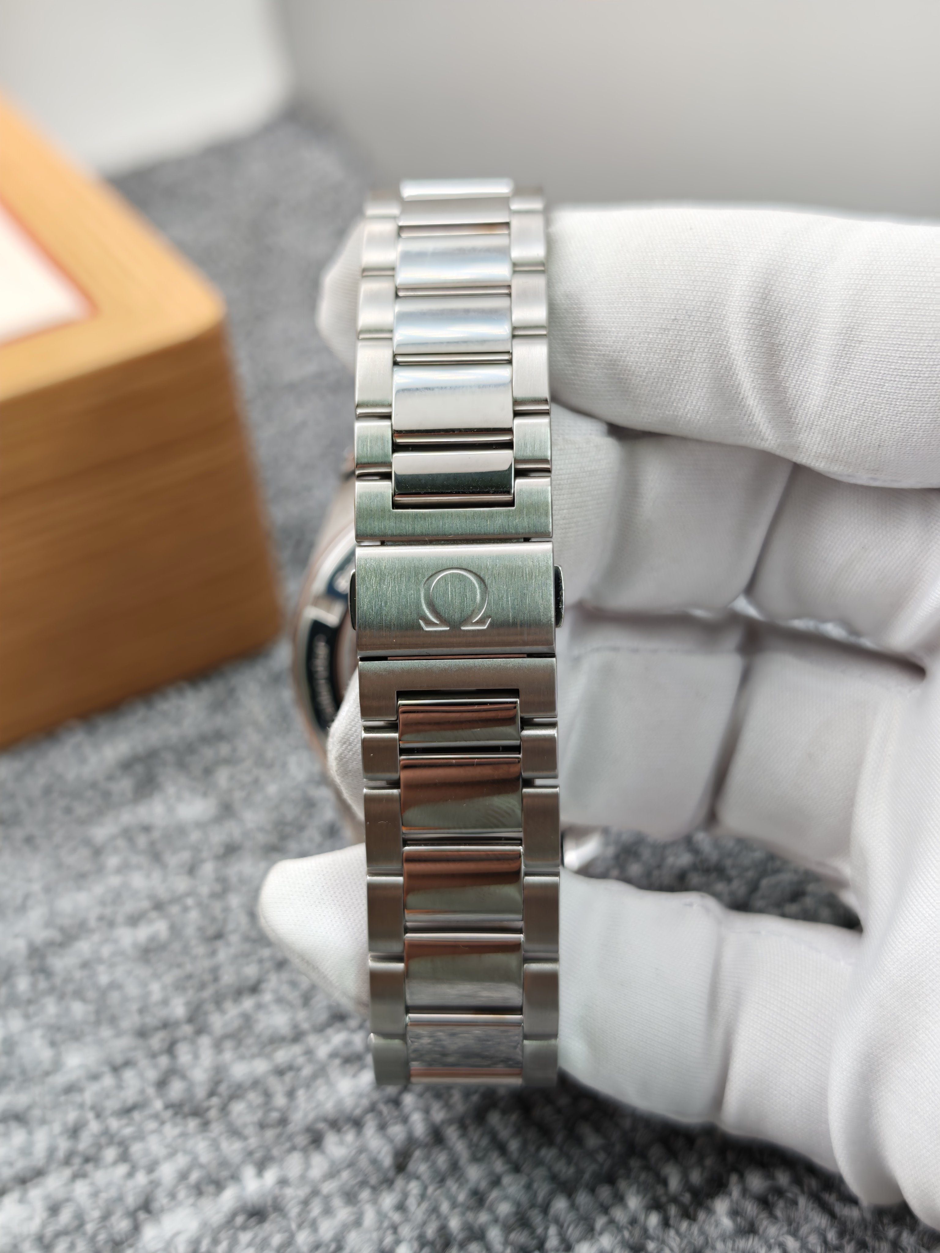 Omega 231.10.43.22.03.002 detail 3