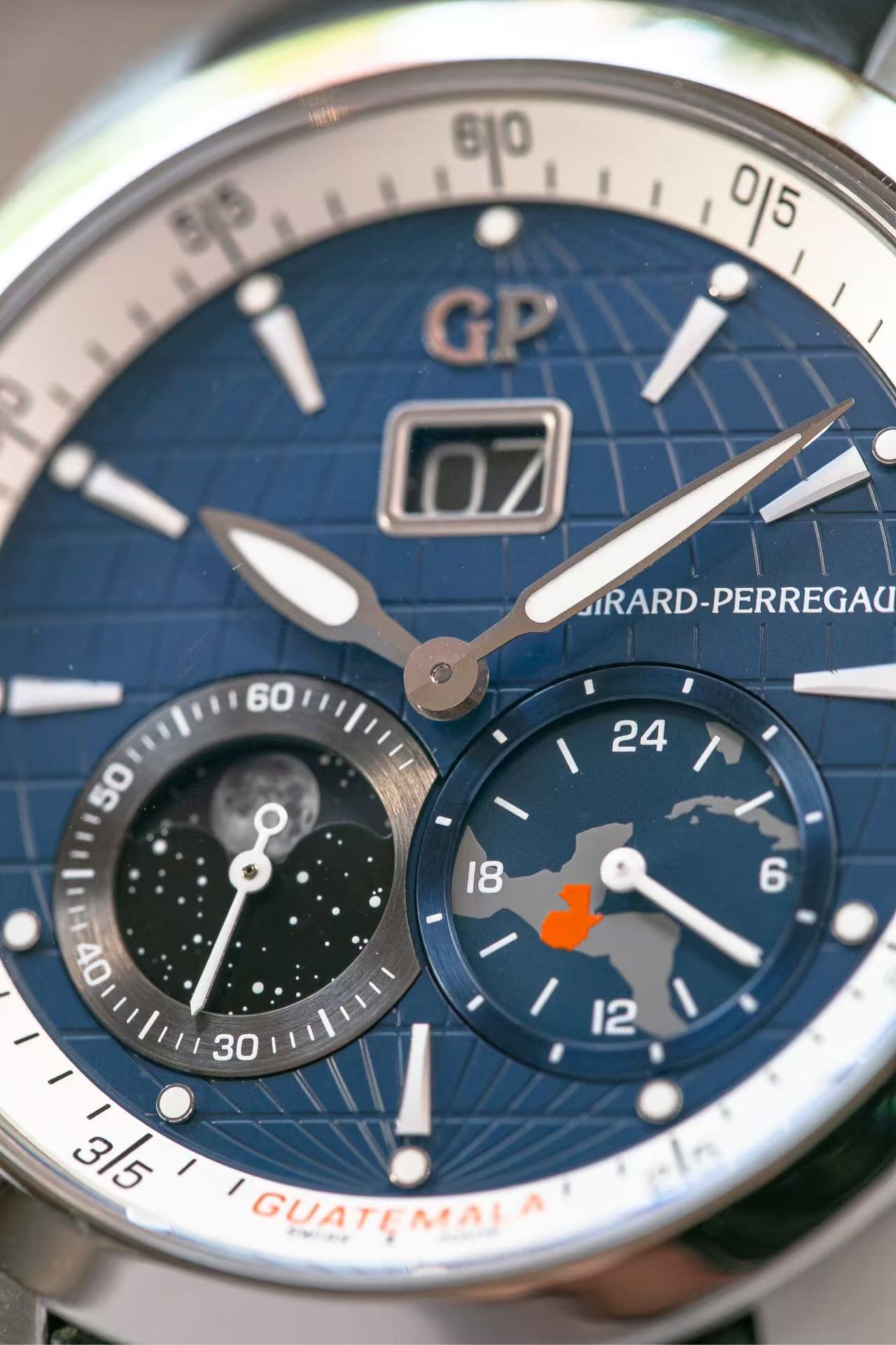 Girard Perregaux 49655-11-1528HB4A detail 2