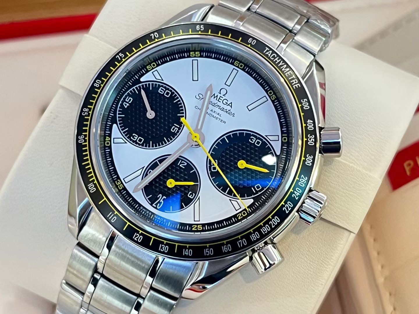 Omega 326.30.40.50.04.001 detail 1