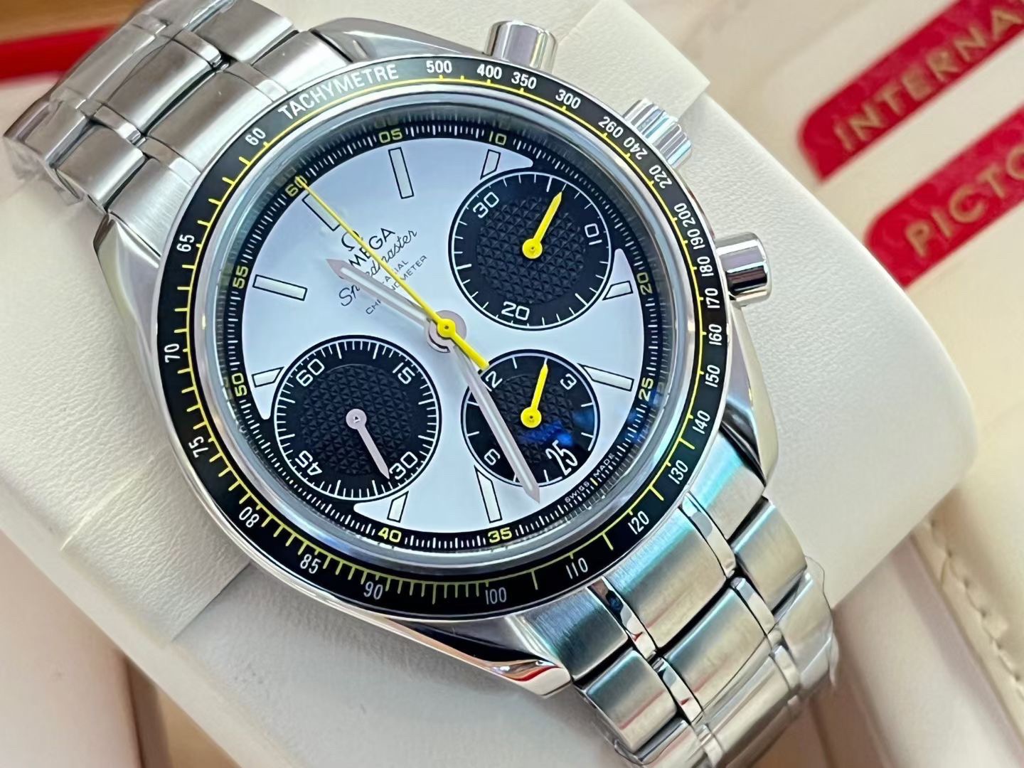 Omega 326.30.40.50.04.001 detail 2