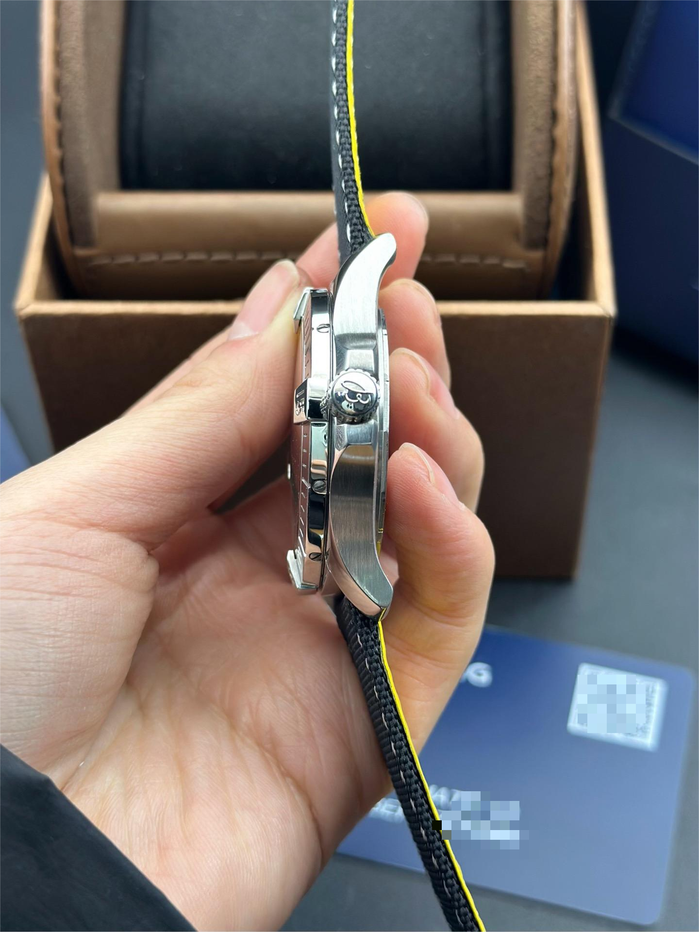 Breitling A17318101B1X2 detail 2