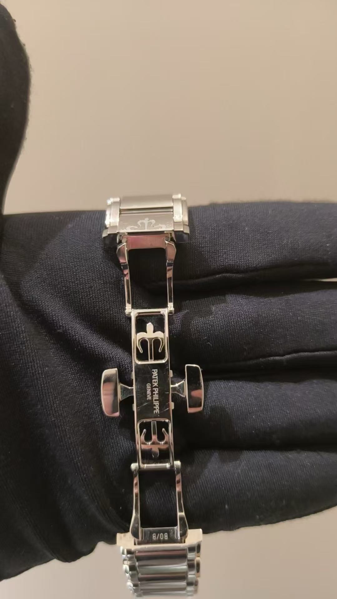 Patek Philippe 7300 / 1200A-010 detail 1