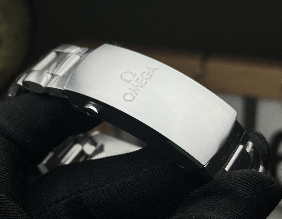 Omega 215.30.44.21.01.002 detail 3