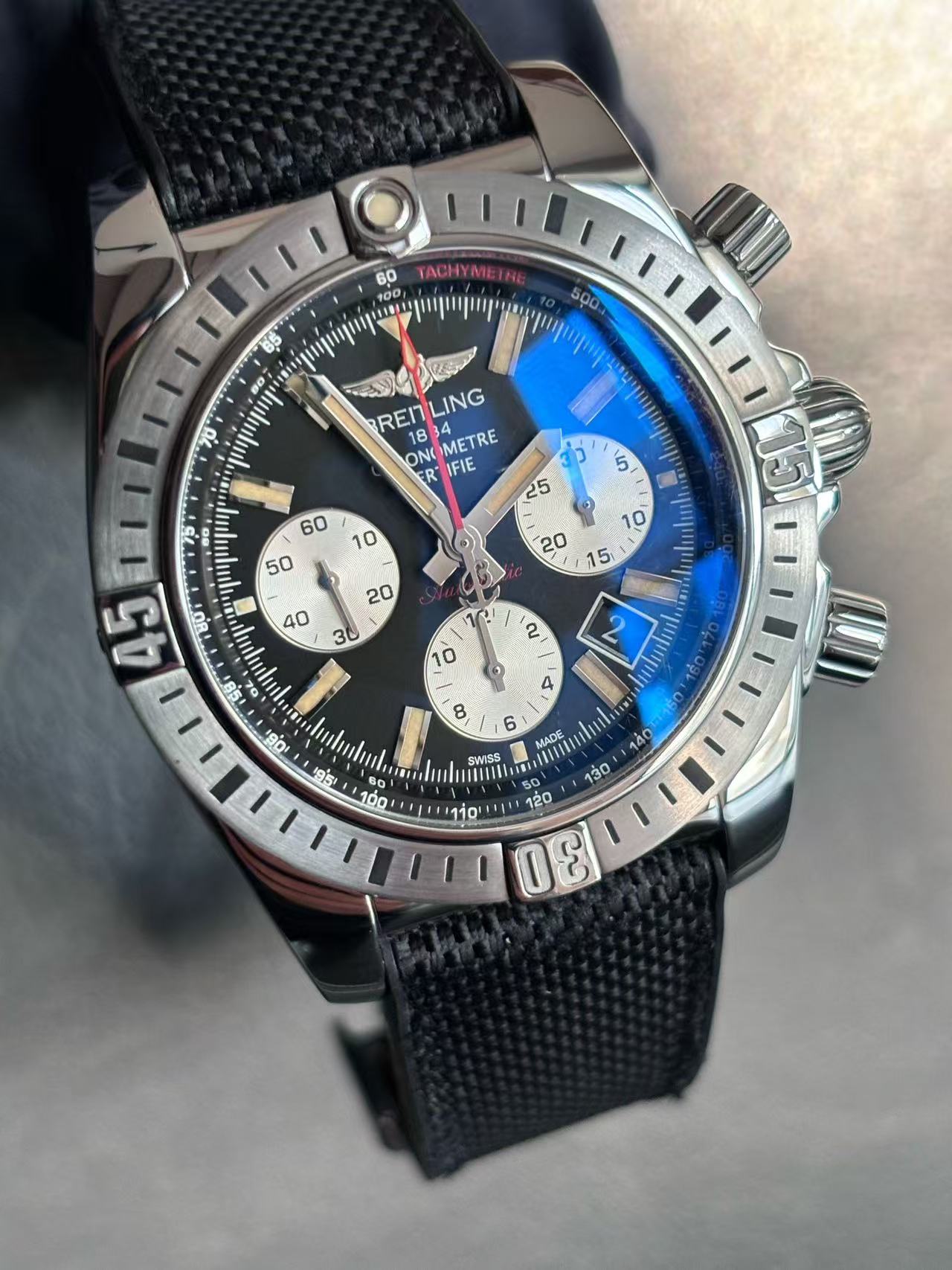 Breitling AB01154G detail 2