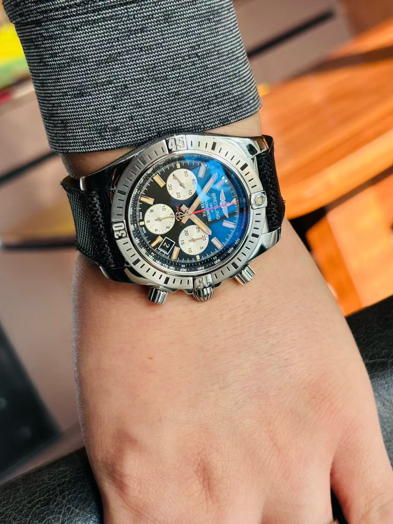 Breitling AB01154G detail 4