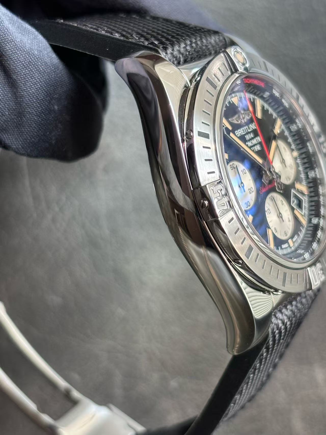 Breitling AB01154G detail 1