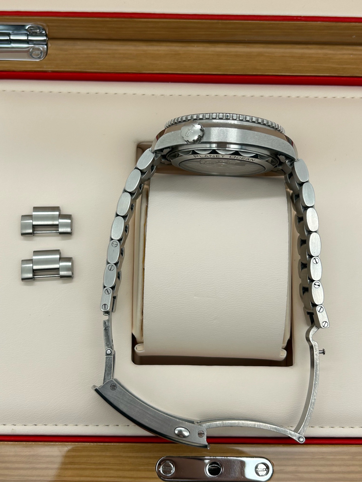 Omega 215.30.44.21.01.002 detail 4