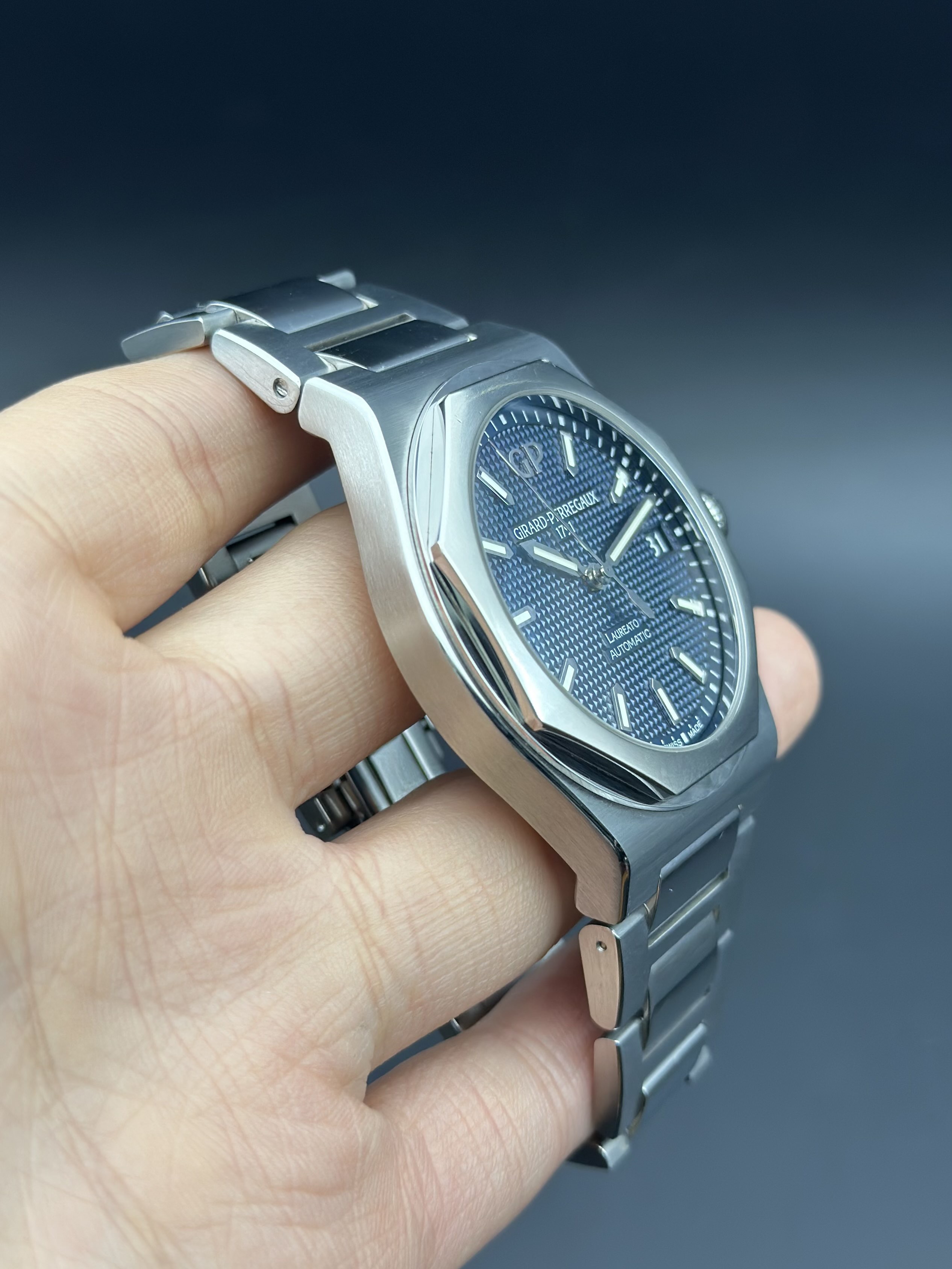Girard Perregaux 81010-11-431-11A detail 2