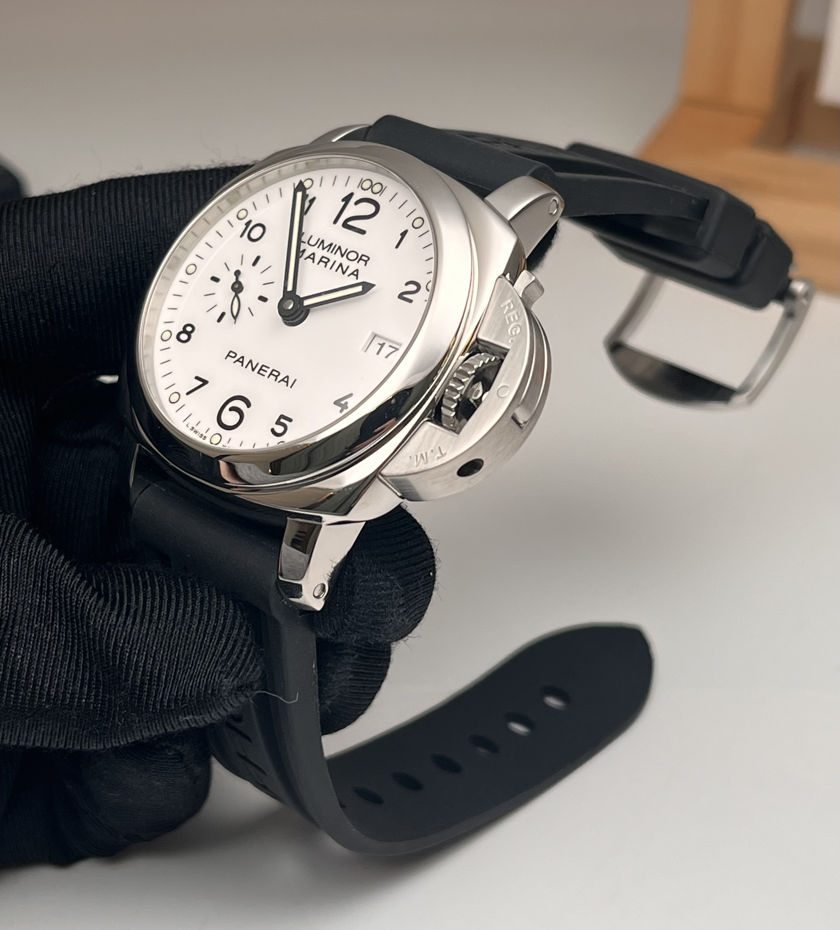 Panerai PAM00523 detail 1