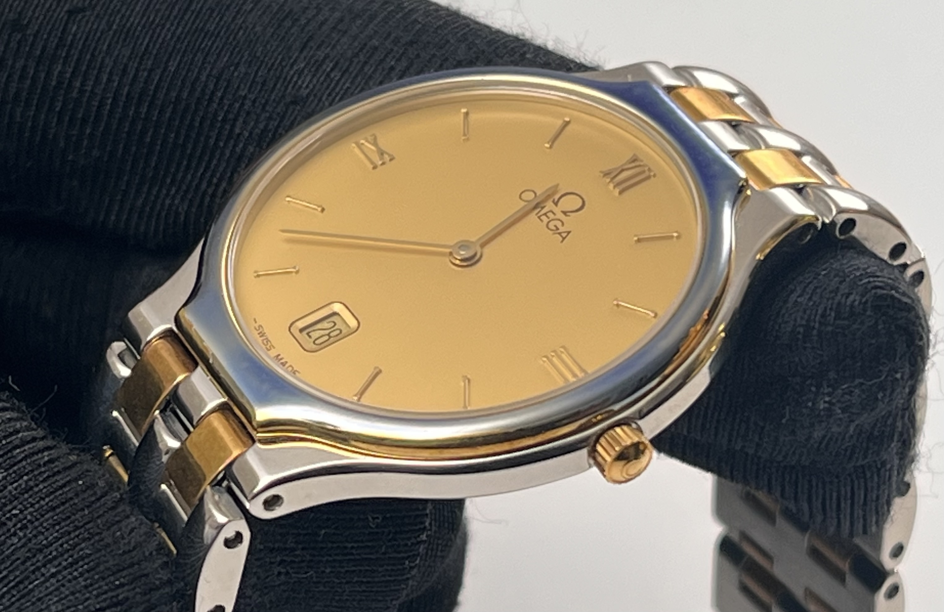Omega 42301300 detail 3