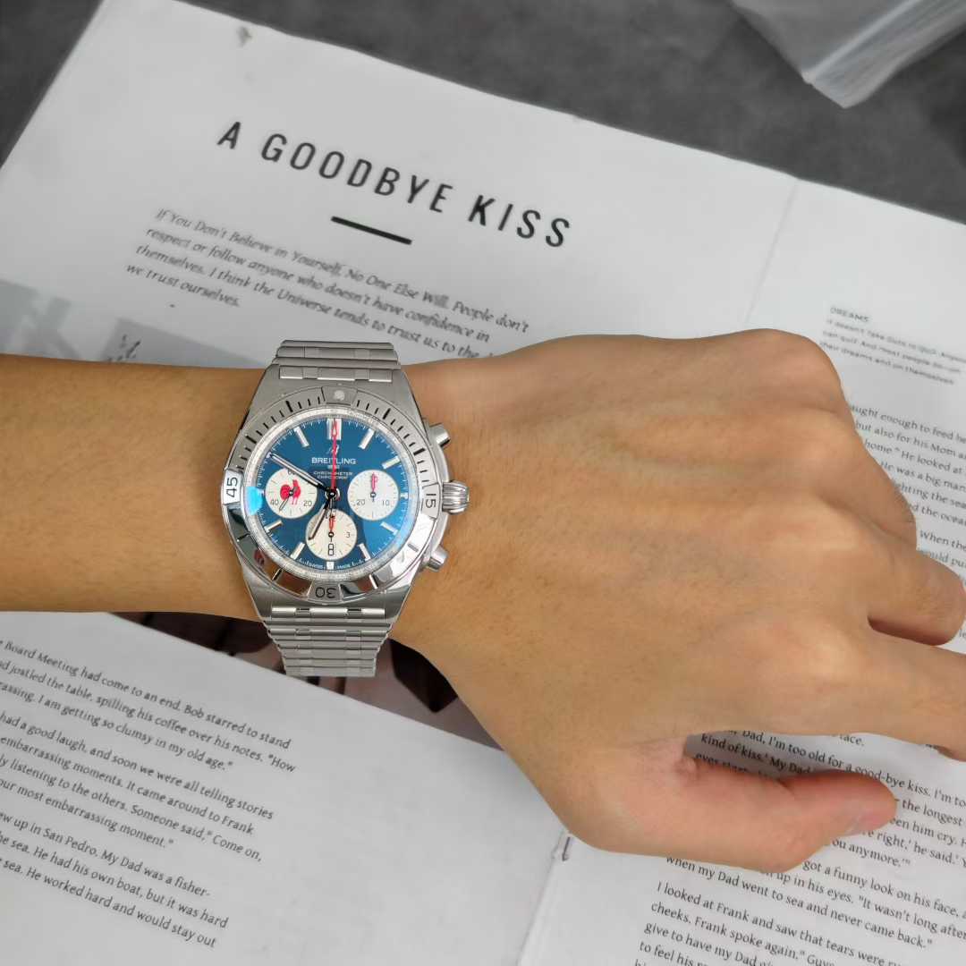Breitling AB0134A81C1A1 detail 2