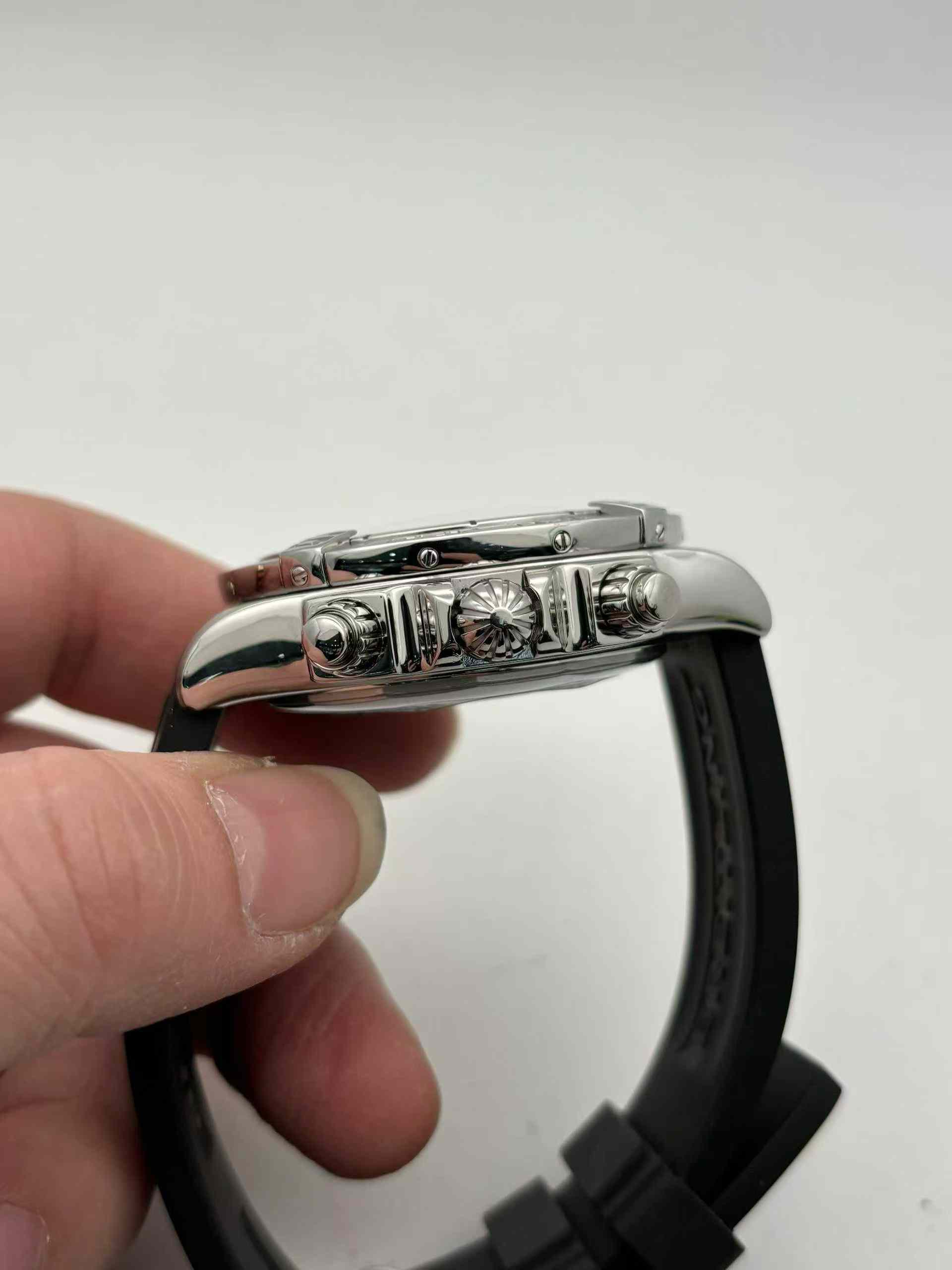 Breitling A4436010 detail 3