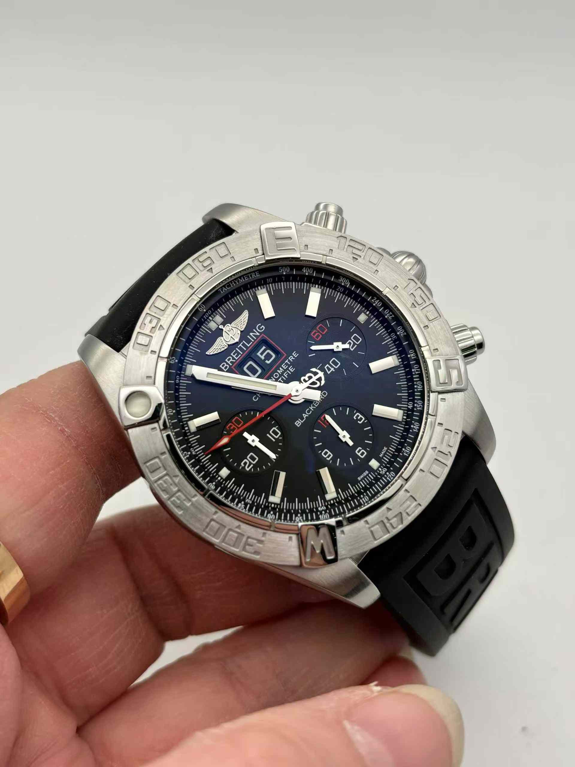 Breitling A4436010 detail 1