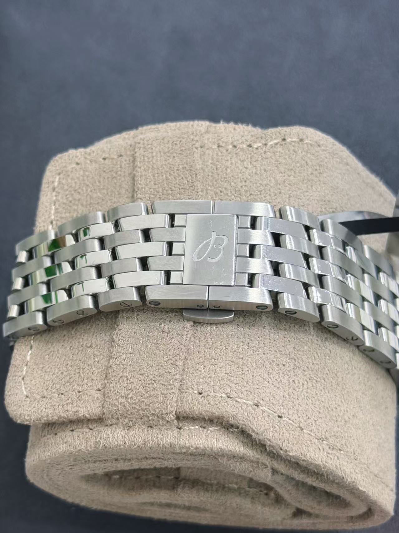 Breitling AB0137211C1A1 detail 3