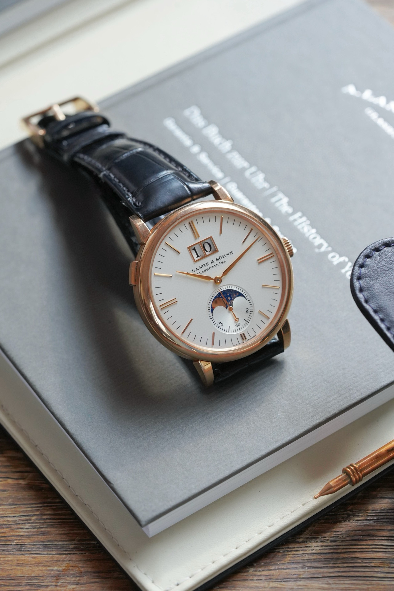 A. Lange & S&ouml;hne 384.032 detail 2