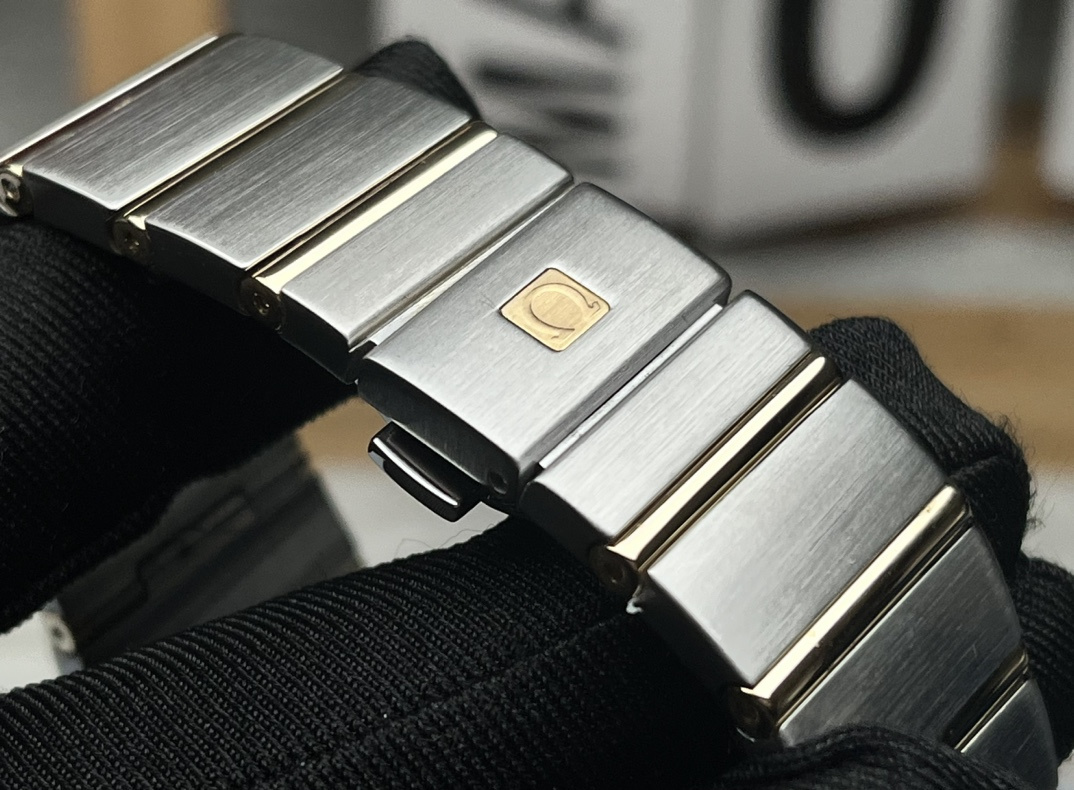Omega 123.20.35.20.58.001 detail 5