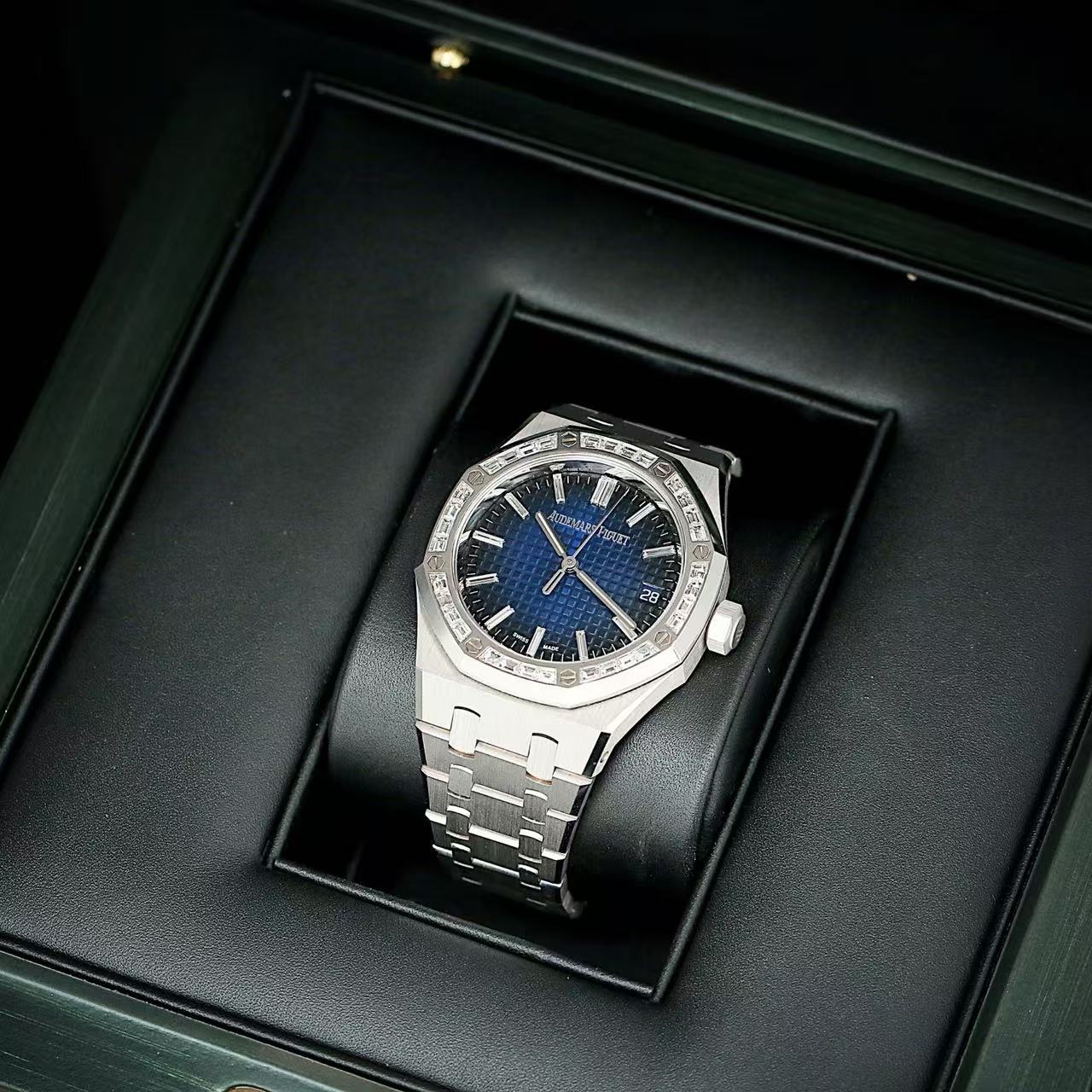 Audemars Piguet 15551BC.ZZ.1356BC.01 detail 1