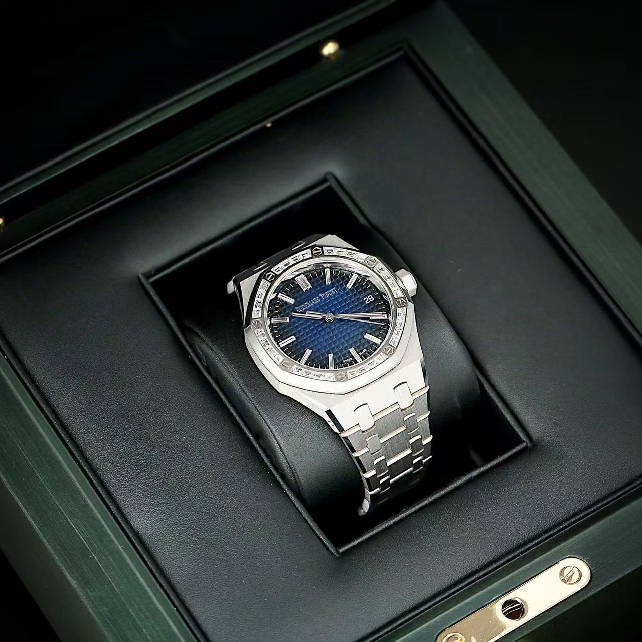 Audemars Piguet 15551BC.ZZ.1356BC.01 detail 2