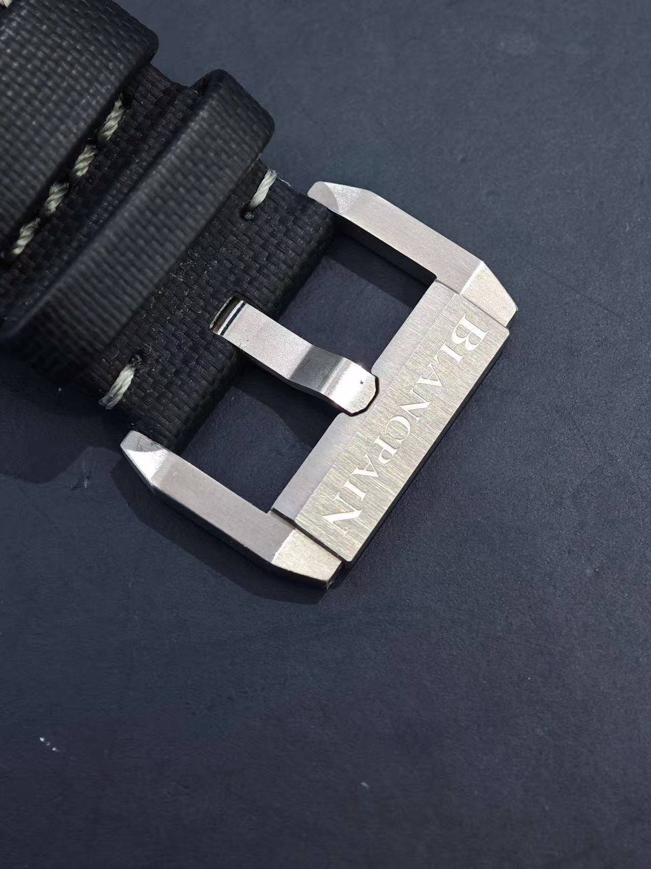 Blancpain 5000 1210 G52A detail 3