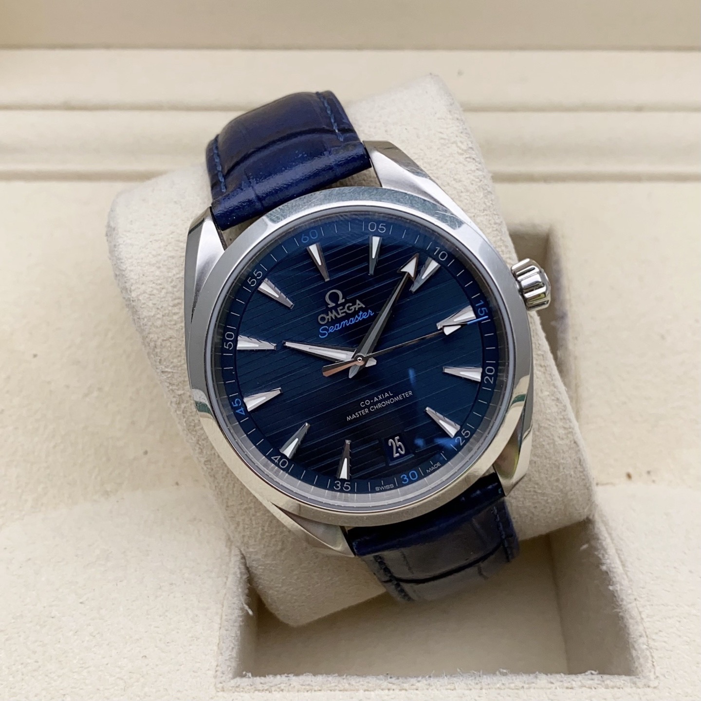 Omega 220.13.41.21.03.001 detail 2