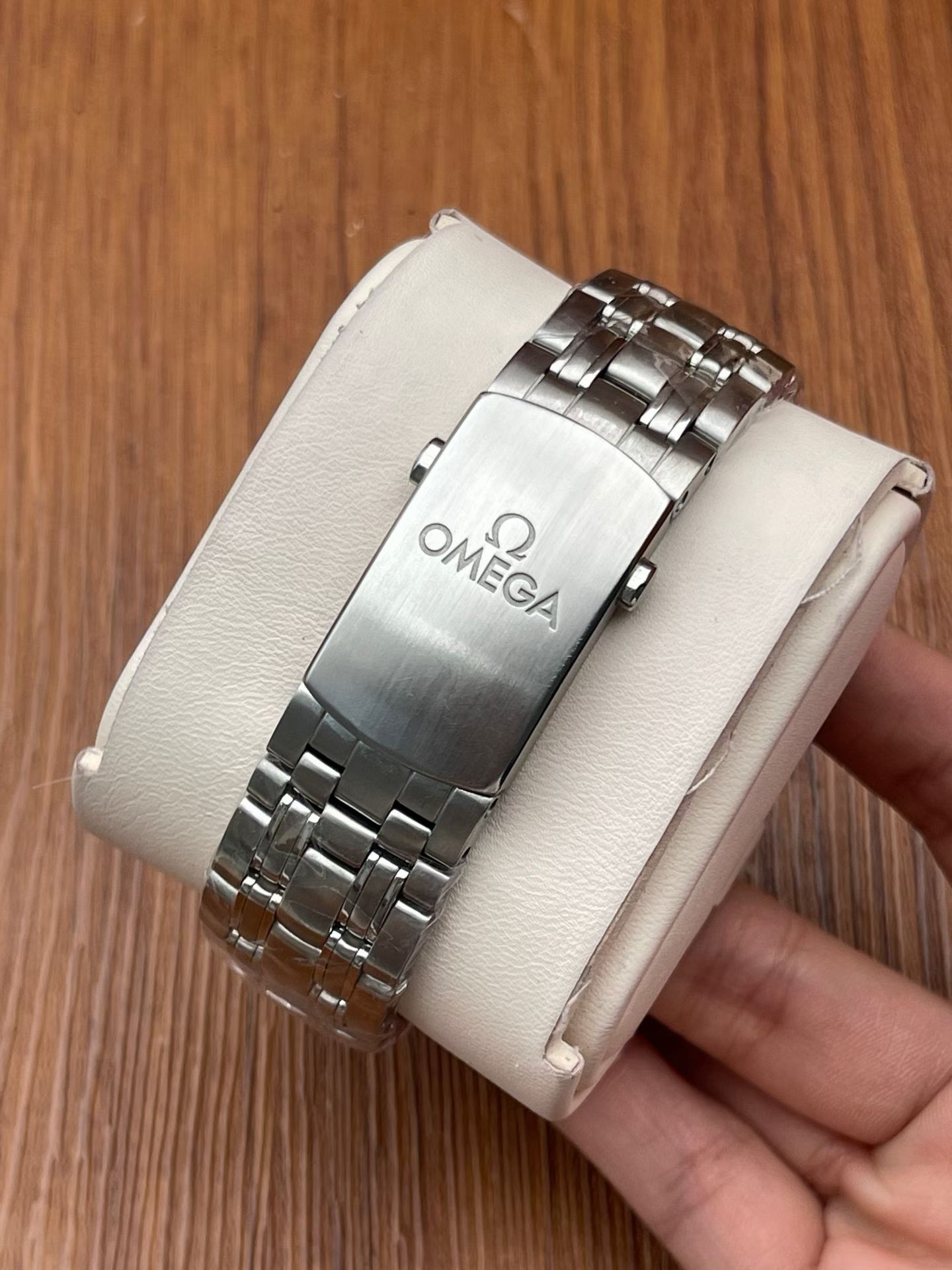 Omega 212.30.41.20.01.003 detail 2
