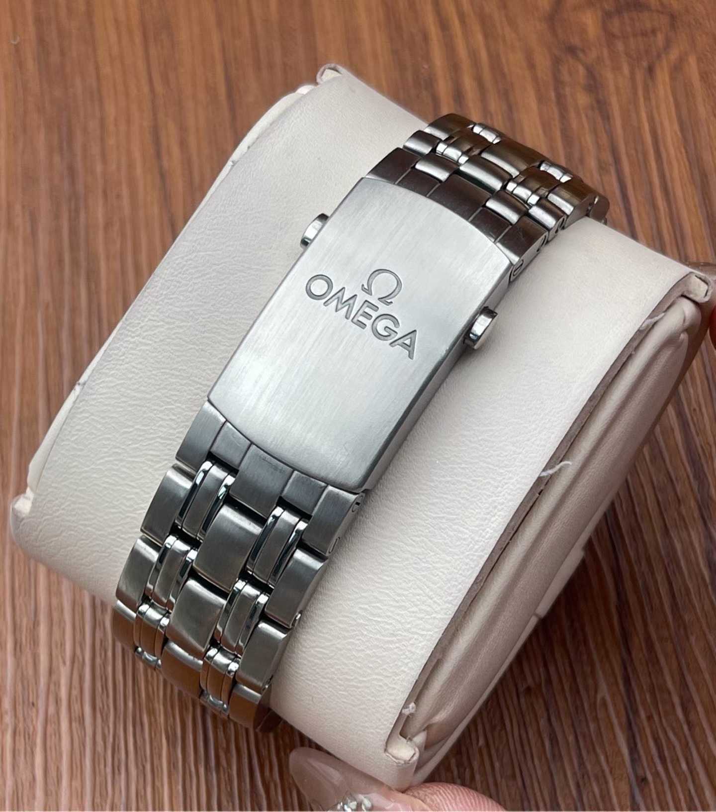 Omega 212.30.41.20.01.003 detail 3