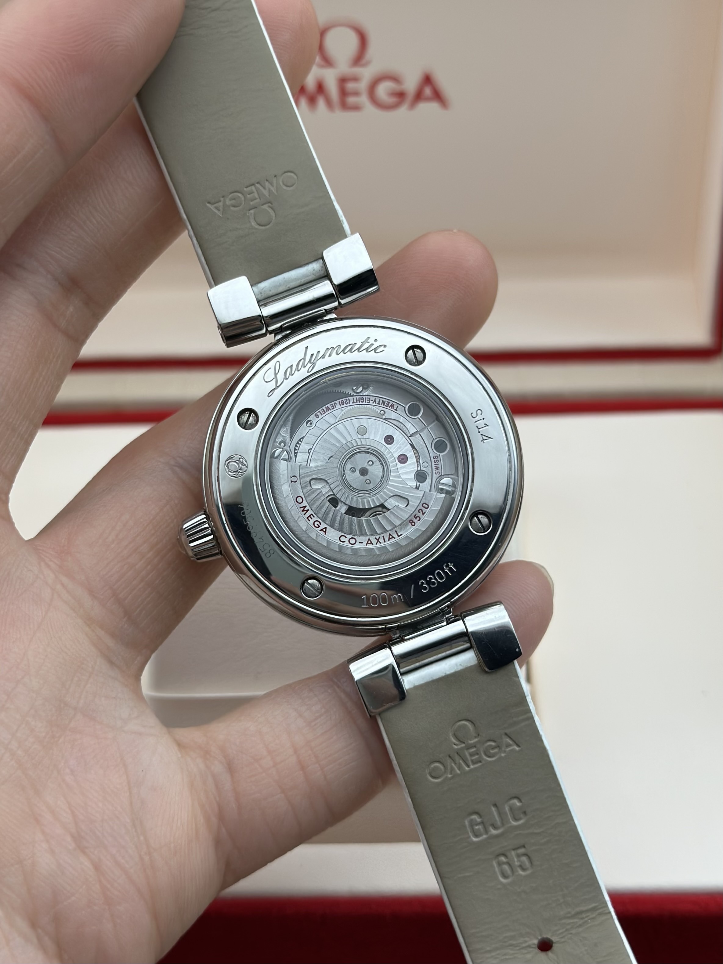 Omega 425.37.34.20.57.001 detail 6