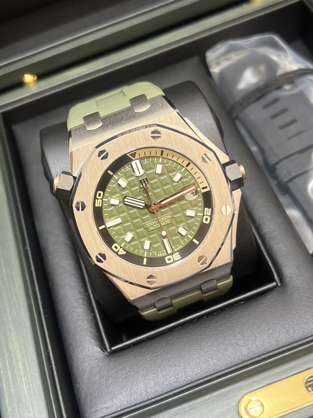 Audemars Piguet 15720ST.OO.A052CA.01 detail 2