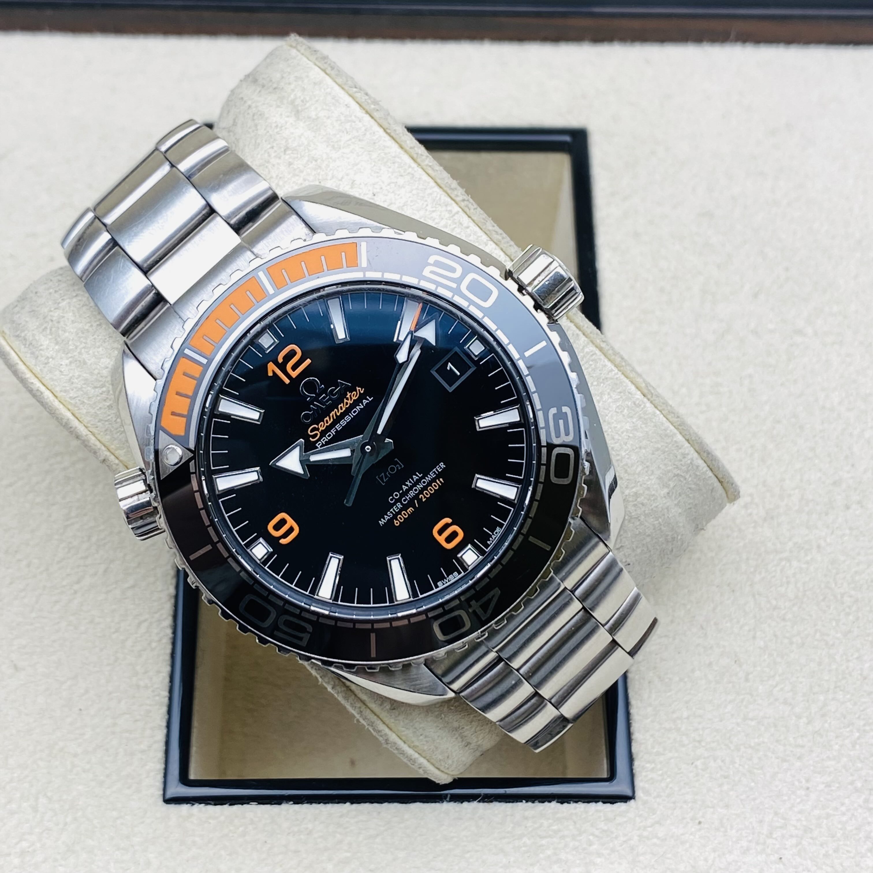 Omega 215.30.44.21.01.002 detail 1