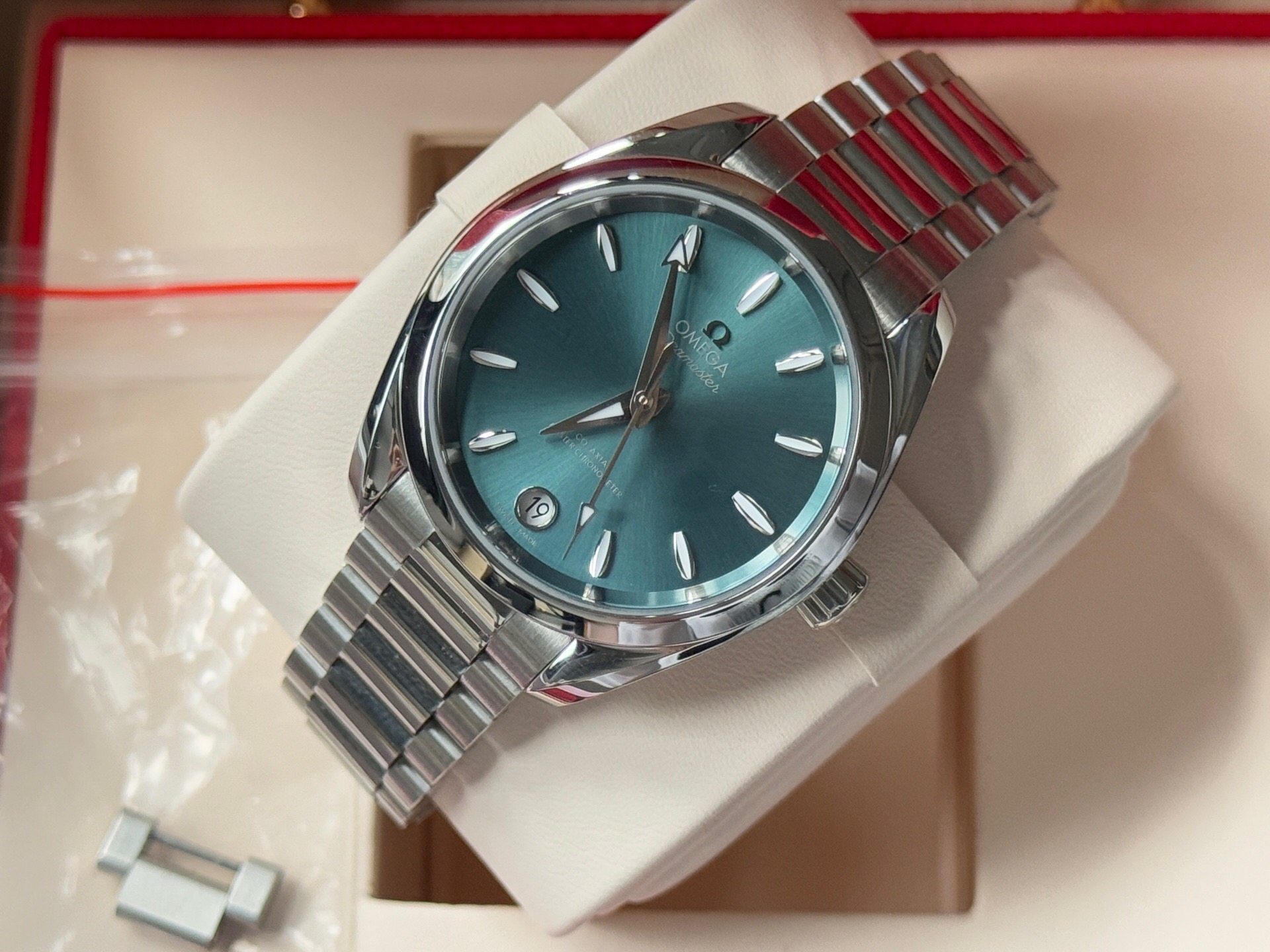 Omega 220.10.34.20.10.001 detail 3