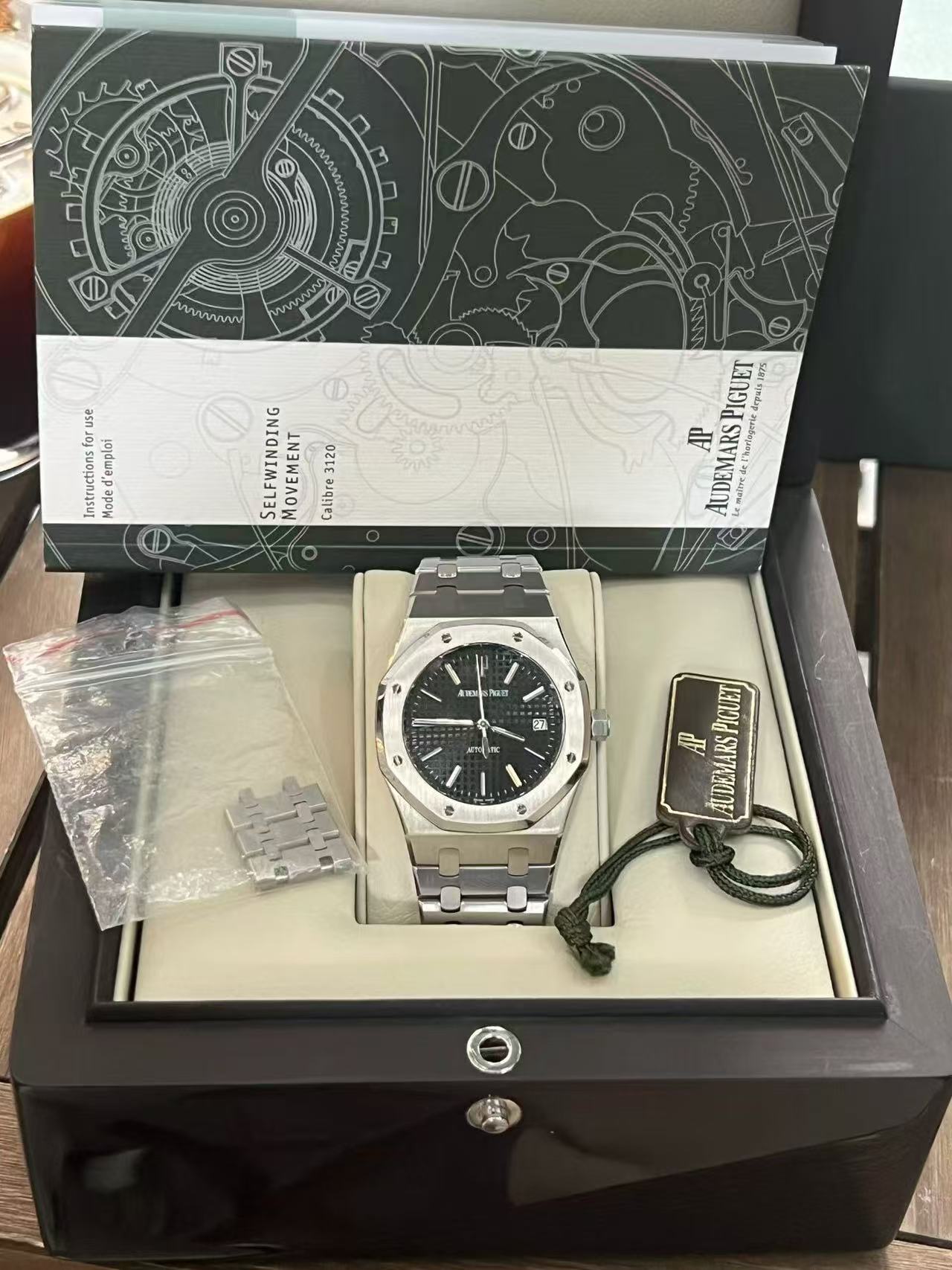 Audemars Piguet 15300st detail 1