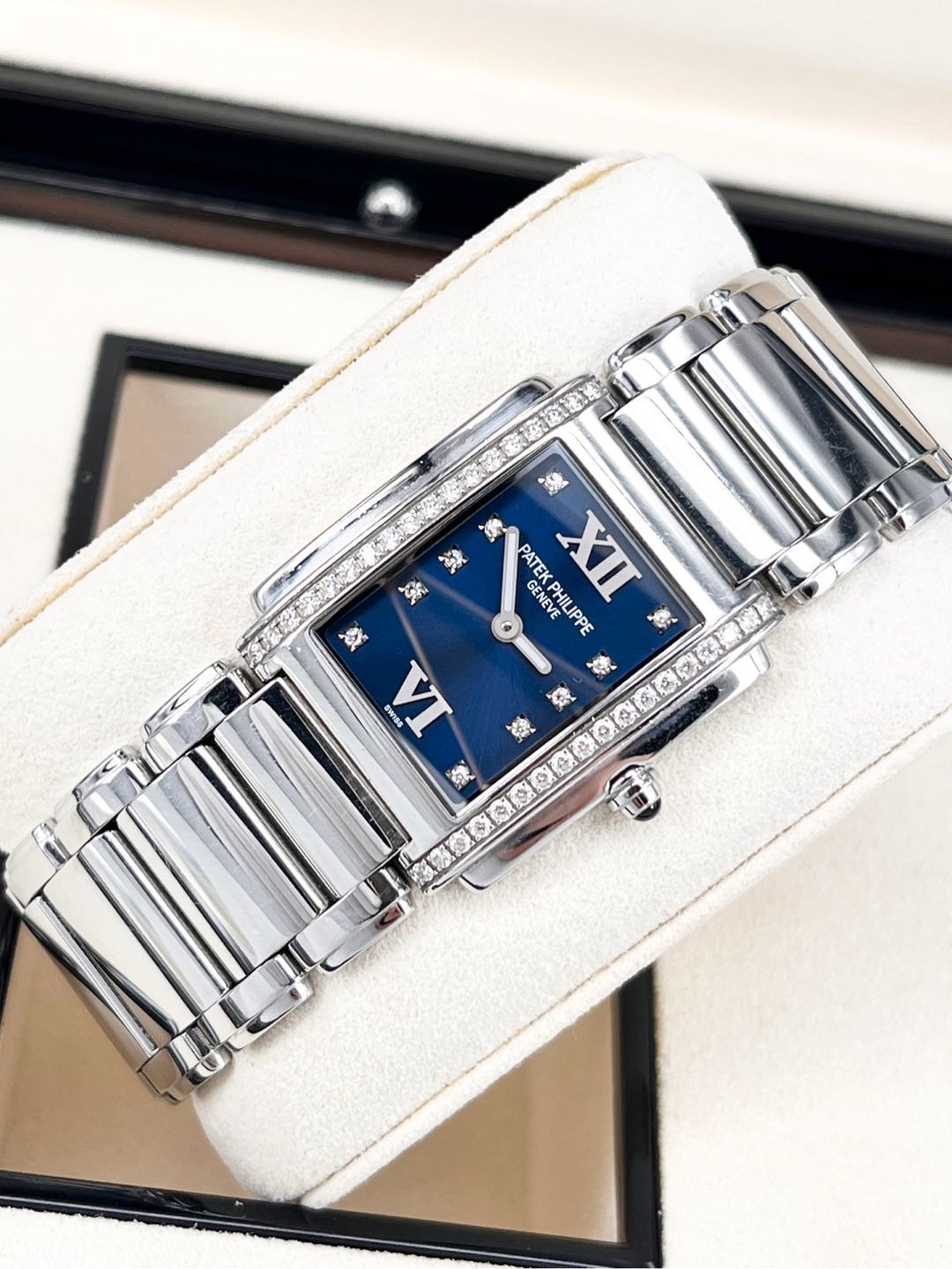 Patek Philippe 4910 / 10A-012 detail 1