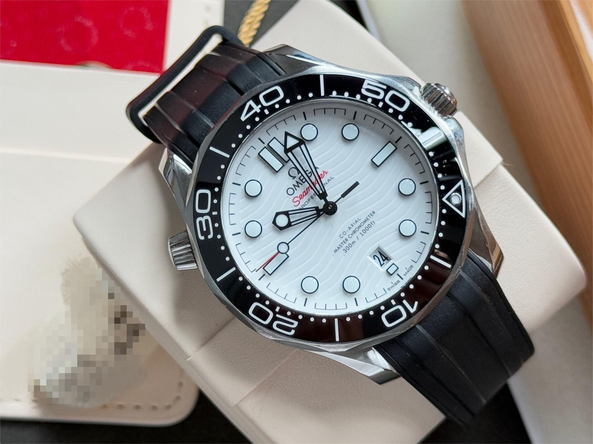 Omega 210.32.42.20.04.001 detail 2