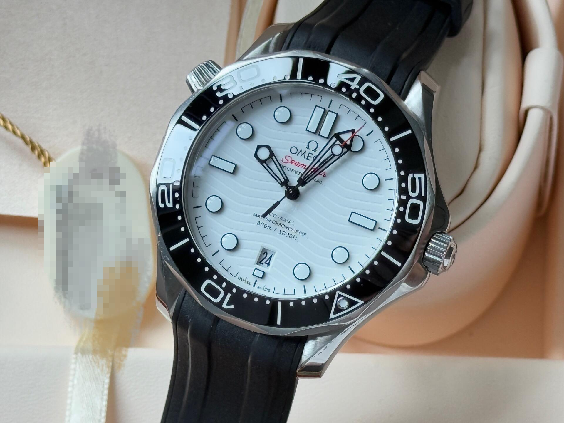 Omega 210.32.42.20.04.001 detail 3