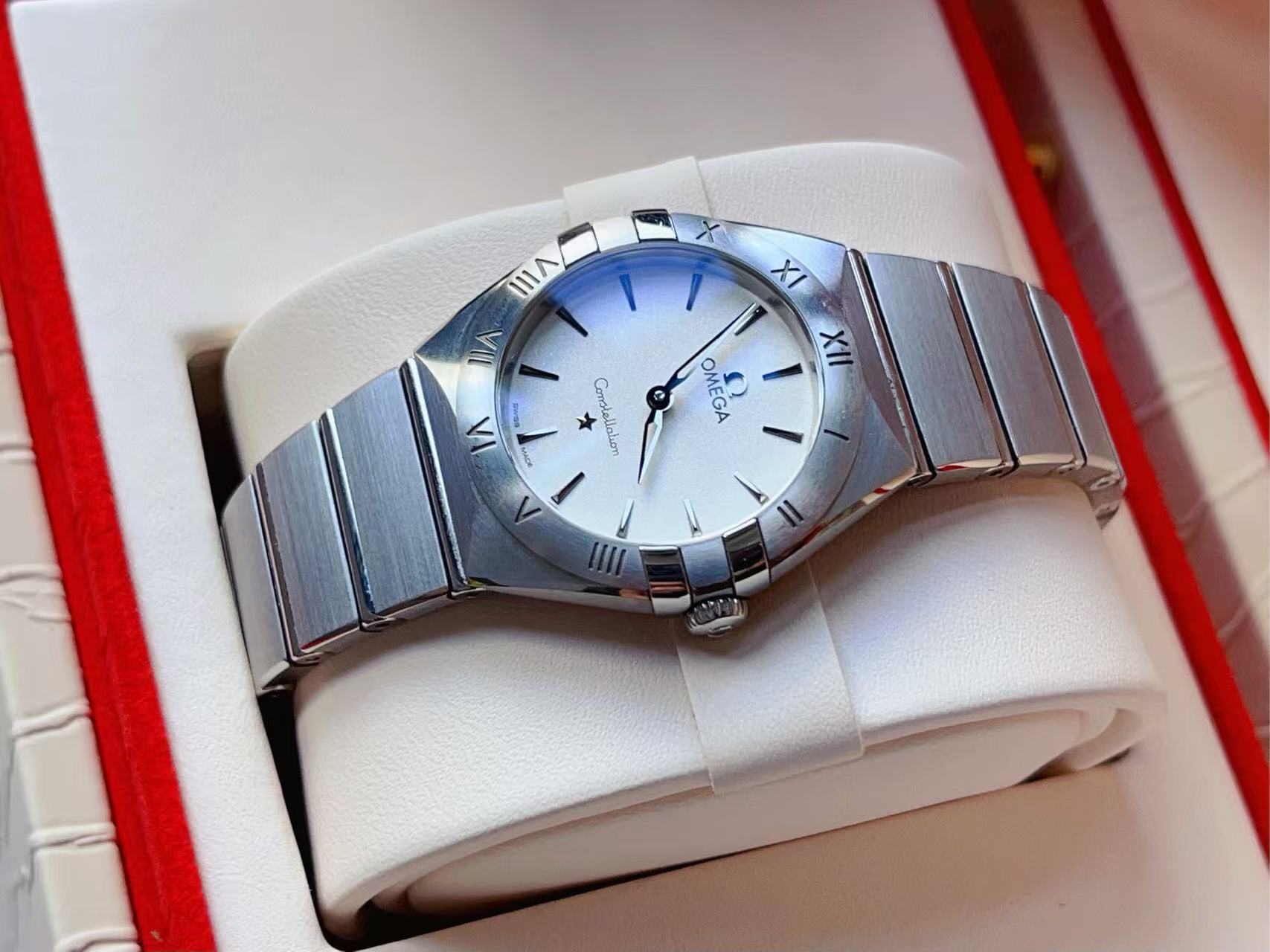 Omega 131.10.28.60.02.001 detail 1