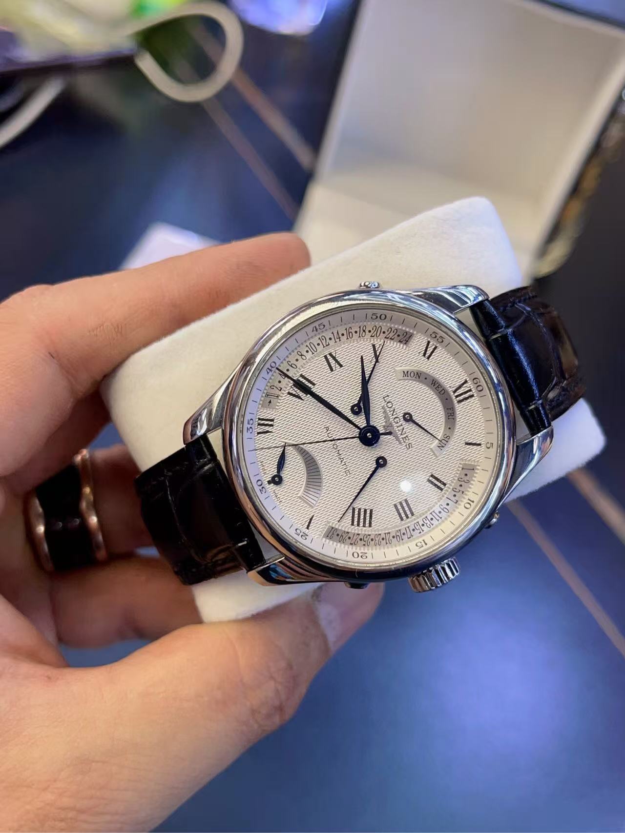 Longines L2.714.4.71.3 detail 1