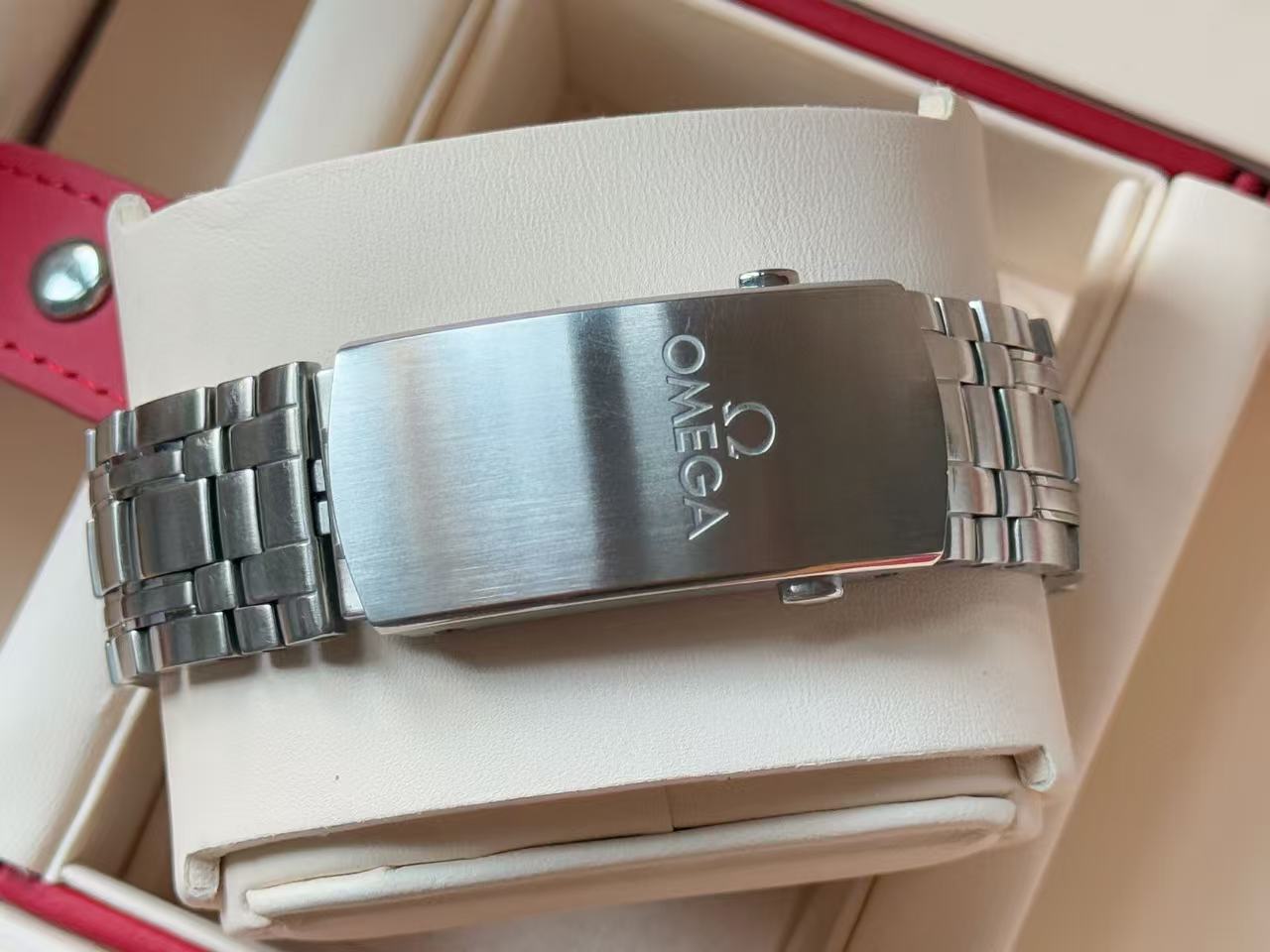 Omega 210.30.42.20.01.001 detail 4