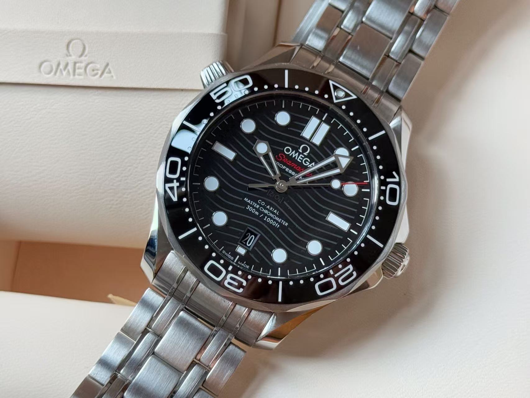 Omega 210.30.42.20.01.001 detail 2